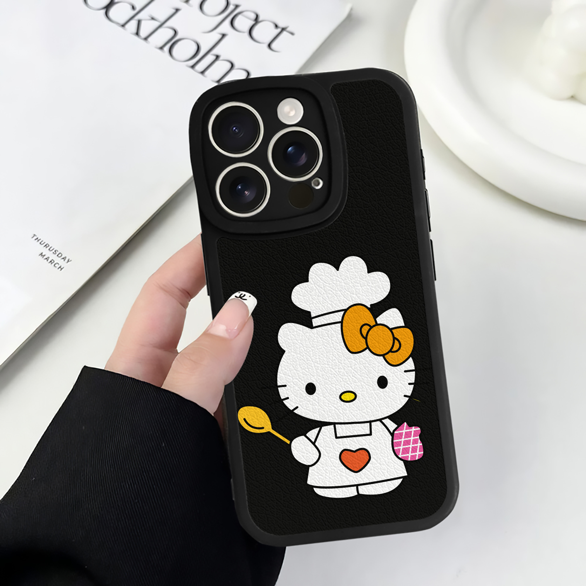 （画像用） Hello Kitty ハローキティ 【iPhone 16シリーズ対応】シリコンスマホケース（レザー調） 材質：シリコン